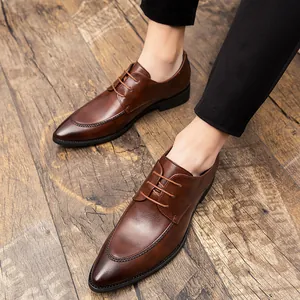 Klassische braune Schnürschuhe aus Leder für Herren mit spitzer Zehenpartie im Brit-Stil