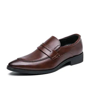 Klassische braune Herrenschuhe im britischen Stil mit spitzer Zehenpartie für Business
