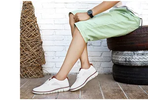 Gros plan de chaussures décontractées en tricot pour hommes dans un style urbain