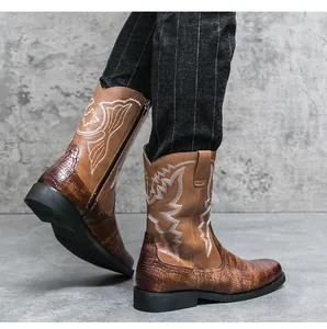 Gedetailleerd zijaanzicht van bruine cowboylaarzen met krokodillentextuur en borduursels