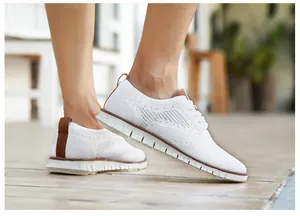 Vue de profil de chaussures Brogue en tricot blanc avec semelle légère pour hommes