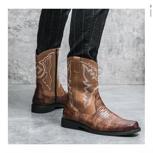 Gedetailleerd overzicht van western cowboylaarzen voor heren met borduursel en krokodilmotief.