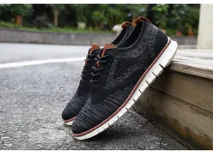 Vue détaillée des chaussures décontractées noires tricotées pour hommes sur bois