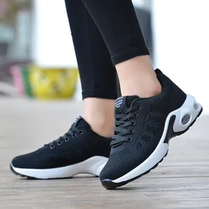 Sneakers da corsa in mesh nero traspirante con suola a cuscino d'aria per donna