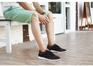 Chaussures décontractées en maille pour hommes avec semelle blanche légère rétro.