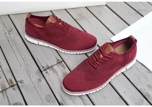 Gros plan détaillé de baskets Brogue en maille bordeaux avec semelles blanches souples