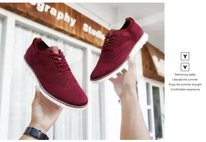 Vue détaillée de chaussures brogues en tricot bordeaux dans un cadre de vie