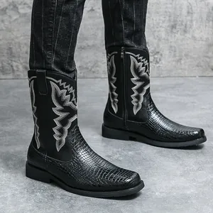 Zwarte cowboylaarzen voor heren met geborduurde details en krokodillen textuur
