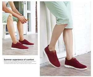 Vue détaillée de chaussures richelieu en tricot bordeaux pour hommes avec semelle blanche