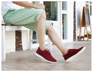 Chaussures richelieu en tricot bordeaux pour hommes portées en extérieur