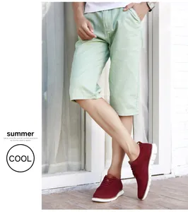 Détail de chaussures brogues en tricot bordeaux sur un mannequin pour le style d'été