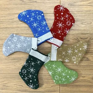 Set van mini gebreide kerstsokken met sneeuwvlokpatronen voor de feestdagen decor