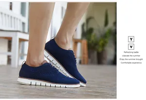 Gros plan de chaussures Brogue en tricot bleu portées par un mannequin en extérieur.