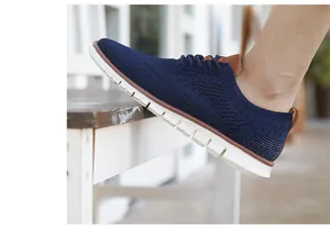 Vue latérale d'une chaussure décontractée brogue en tricot bleu marine avec semelle