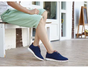 Chaussures décontractées Brogue en tricot bleu portées par un homme en ville.