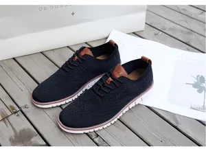 Vue détaillée de chaussures richelieu en maille noire avec touches de marron.