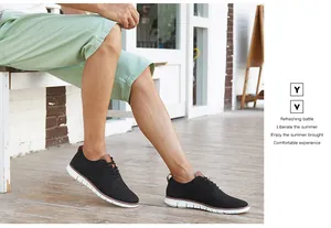 Vue détaillée des chaussures richelieu en maille noire pour hommes en plein air