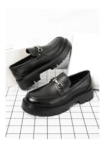 Mocassini platform da uomo con eleganti dettagli morsetto metallico alla moda