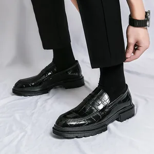 Heren loafers met zwarte krokodillenprint en dikke zool voor business casual