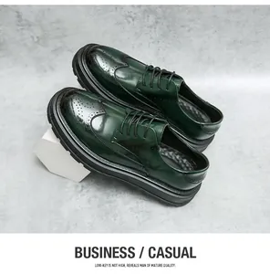 Dettaglio di scarpe brogue in pelle lucida verde scuro con motivo wingtip e suola alta