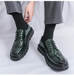 Vista dettagliata delle scarpe brogue da uomo in pelle verde scuro lucida con plateau