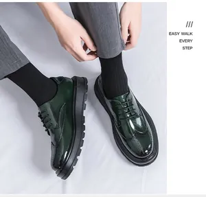 Vista dettagliata delle scarpe brogue da uomo verde scuro lucido con suola spessa platform