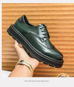 Vista dettagliata delle scarpe Brogue in pelle verde scuro lucida con suola spessa