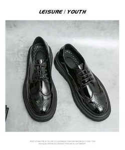 Scarpe stringate in vernice nera da uomo con suola spessa in EVA e decoro Brogue