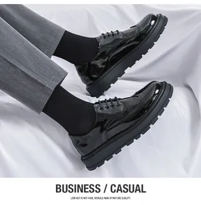 Classiche scarpe derby brogue lucide nere con suola platform per stile business