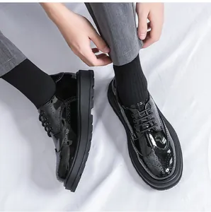Primo piano di eleganti scarpe brogue da uomo in pelle verniciata nera con zeppa