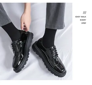 Dettaglio delle scarpe brogue da uomo in pelle verniciata nera con suola spessa