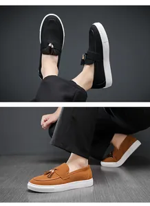 Detaillierter Vergleich zwischen schwarzen und braunen Herren-Slipper mit weißen Sohlen