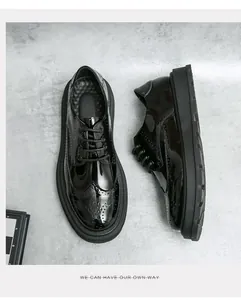 Vista dall'alto e laterale di scarpe brogue da uomo in vernice nera con zeppa spessa