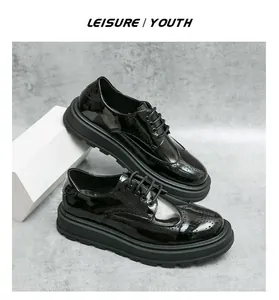 Eleganti scarpe derby da uomo in pelle verniciata nera con suole spesse e dettagli brogue