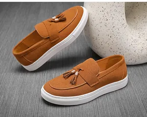Braune Herren-Loafer aus Wildleder mit Quasten und weißer Plateausohle