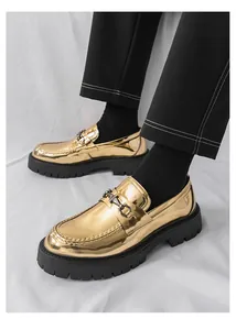 Vista dettagliata di mocassini platform uomo in oro metallizzato con suola spessa a carrarmato