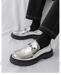 Primo piano di mocassini platform argento metallizzato da uomo con suola a carrarmato