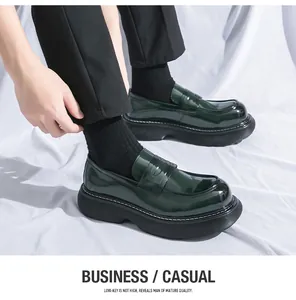 Dettaglio di mocassini con plateau in pelle verniciata verde scuro per uomo stile casual