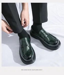 Primo piano di mocassini da uomo in pelle lucida verde scuro con suola spessa moderna.