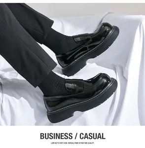 Primo piano dettagliato dei mocassini neri lucidi con plateau da uomo stile business.