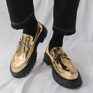 Mocassini platform da uomo in oro lucido con dettaglio morsetto, raffinato stile inglese.