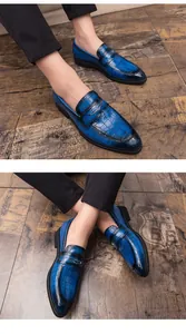 Detailansicht stilvoller blauer Herren-Loafer aus geprägtem Leder mit Krokodilmuster