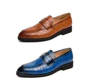 Detailansicht der braunen und blauen Herren-Loafer aus Leder mit edler Krokoprägung.