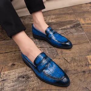 Eleganti mocassini da uomo blu con trama a coccodrillo e design senza lacci