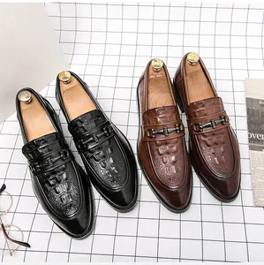 Detalle de los mocasines de vestir para hombre con grabado de cocodrilo en negro