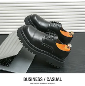 Dettaglio ravvicinato di eleganti scarpe derby nere con suola spessa e finitura lucida