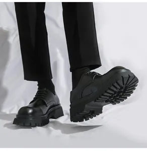 Dettaglio delle scarpe derby nere da uomo con suola platform spessa e carrarmato