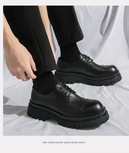 Dettaglio laterale di scarpe eleganti in pelle nera da uomo con suola spessa