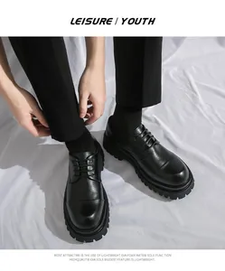 Classiche scarpe da lavoro in pelle nera con suole spesse mostrate sui piedi di un modello