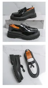 Λεπτομερής άποψη ανδρικών λουστρίνι loafers με πλατφόρμα και φούντες σε μαύρο και λευκό